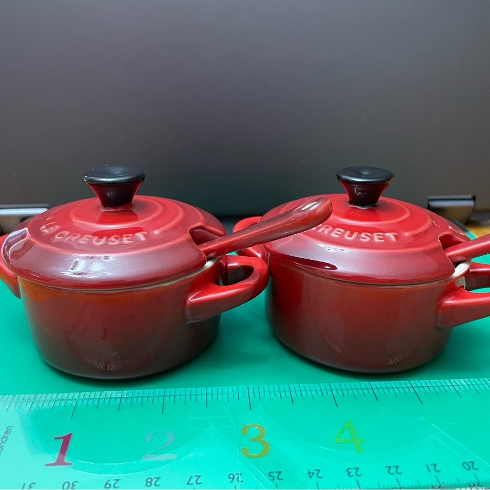 Le Creuset Stoneware Set of 2 Condiment Dish and Spoon Set, Red Cerise